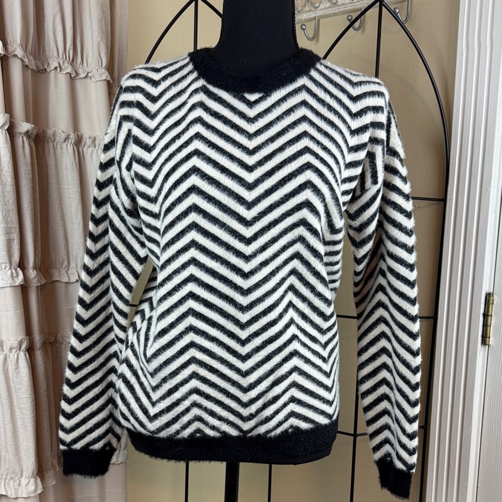 Cyrus Black and White Fuzzy Chevron Sweater Size XS